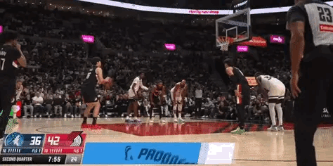 杨瀚森成为第8位在NBA正赛登场的中国球员，首秀5分钟2分1篮板罚球拿到第一分后