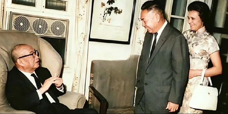 1965年9月，孔祥熙在台北恰逢85岁生日时，蒋经国带着夫人蒋方良来到他的寓所祝