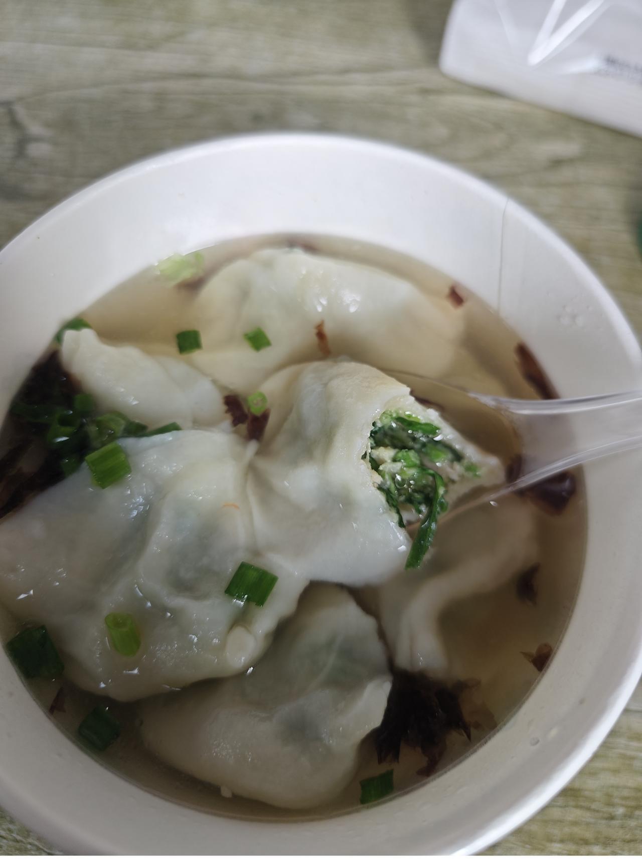很多杭州人很聪明，专门打地铁跑到富阳城东市场买菜，有的人三天来一趟，把富阳一些特
