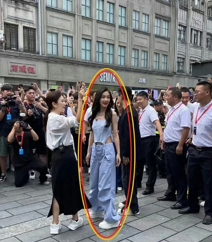 杨颖她现实长这样这状态，这脸蛋，这身材，根本拍不出来的美，不愧是鼻姐，确实好看