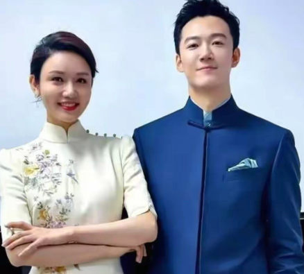 说实话，龙洋的颜值在央视主持人里面不算高的，没有李七月和刘芳菲长得美，但她的台风