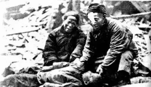 1937年冬天，南京城关着个18岁姑娘和个和尚。日本兵轮番糟蹋她，逼她和和尚做丑