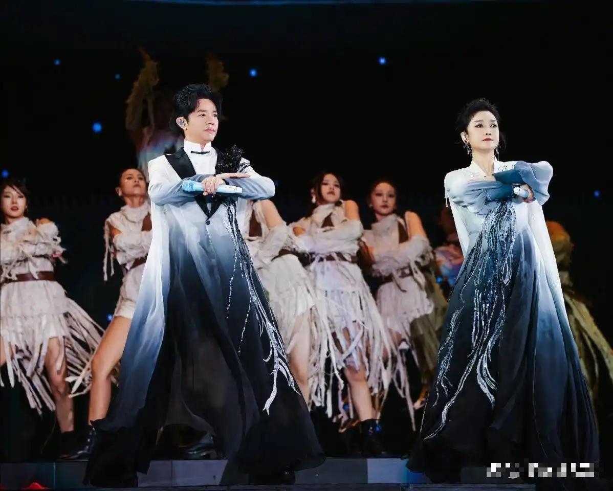 🌞潇湘晨报5月4号报道，凤凰传奇深圳演唱会曾毅和玲花再现“互坑”名场面，暴