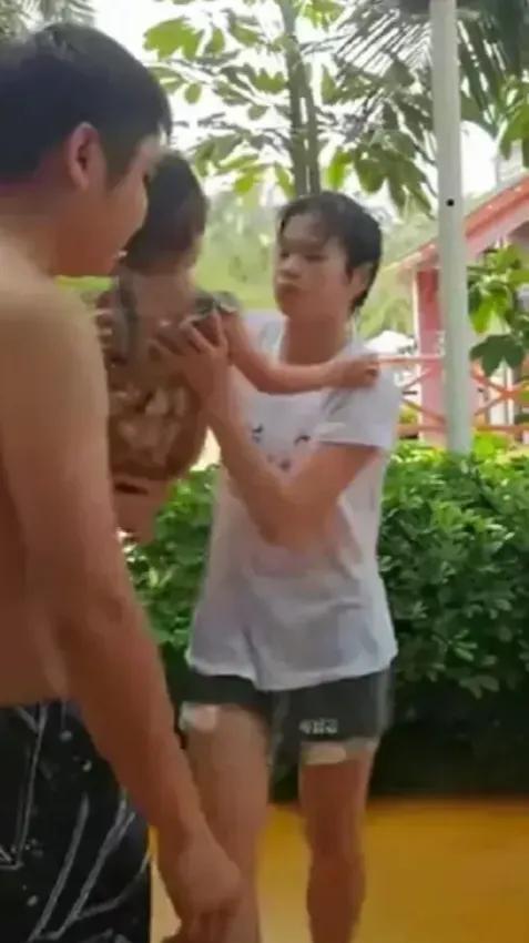 从全红婵去年和今年游玩对比图看小红的身体确实开始有点走形了！图一，去年巴黎奥运