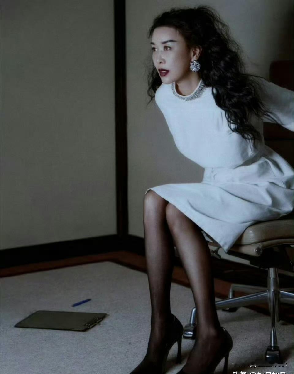 56岁的那英，现在让20岁的小姑娘都追着问链接。她踩着细高跟，在《声鸣远扬》总