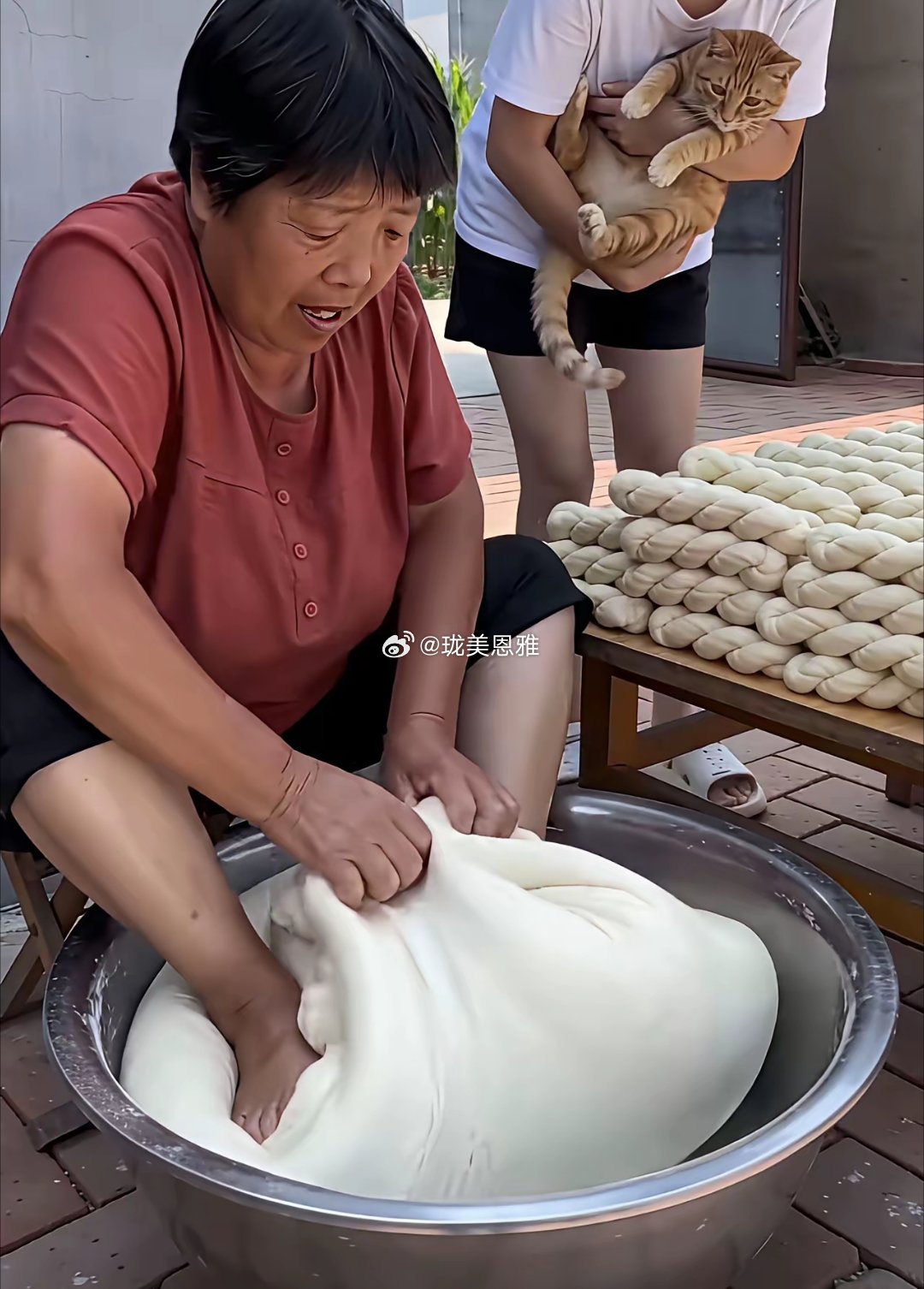 大妈在网上跟印度阿三学的美食制作打算在当地出摊，不知道销售情况咋样？