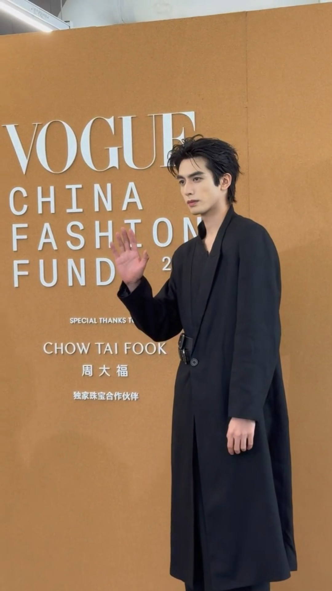 还要无数次感叹，宋威龙顶级皮贴骨就是帅得像雕塑一样立体，连胸口痣都是对称的，好性