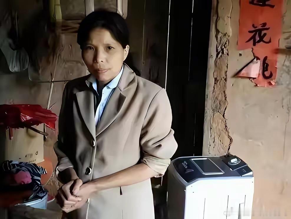 朱跃军来自湖南武冈农村，博士结业，回农村后变成低保户，他的遭遇，让人想起了另外一