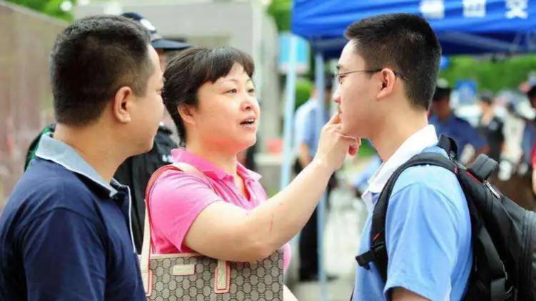 “华为凭啥不要我儿子?”母亲晒出海归儿子高学历,4字令其打脸