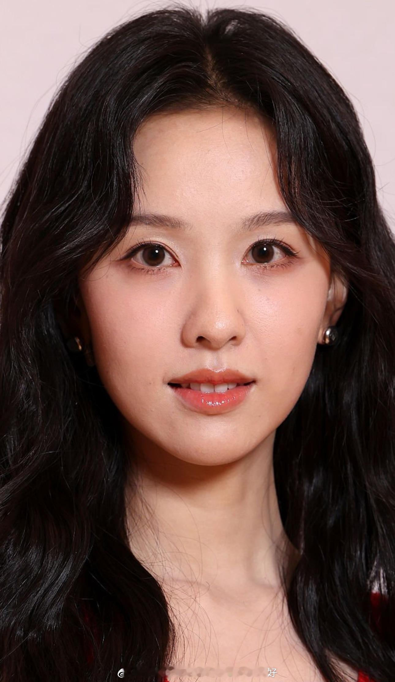 ？哪里有眼袋，有点黑眼圈而已啊陈都灵眼袋​​​