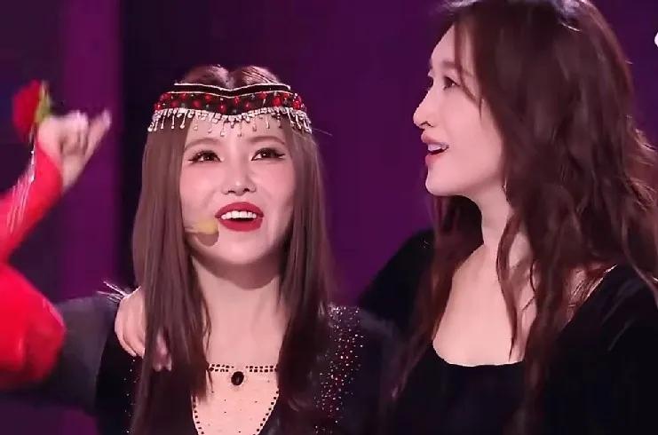 4月4日深夜，低调的李小冉因《浪姐》初舞台耿直发言冲上热搜。看到自己507票远超