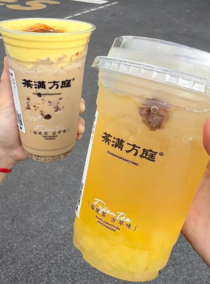下班啦！我和同事一起走，下地铁前在商场里随手点了没喝过的奶茶品牌，意外的好喝~~