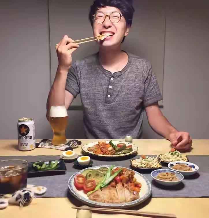 上个月去做小保养，4S店售后拿着单子走过来，开口就是一句：“哥，您这车两万公里了