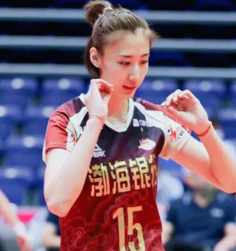 王媛媛与天津女排的风格不合王媛媛在国家队时是世界级副攻，一回到天津就降为省市级
