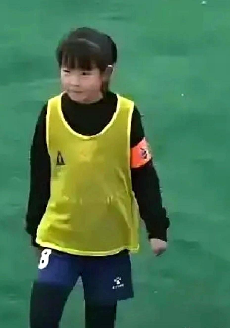董路直接喊话足协，要求跟国少队踢一场，就想看看这帮孩子到底什么水平。意大利决