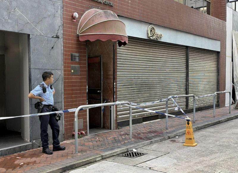 #3男子疑因眼神问题与5男子持刀斗殴#【香港3名男子在酒吧与多人发生争执，遭袭击