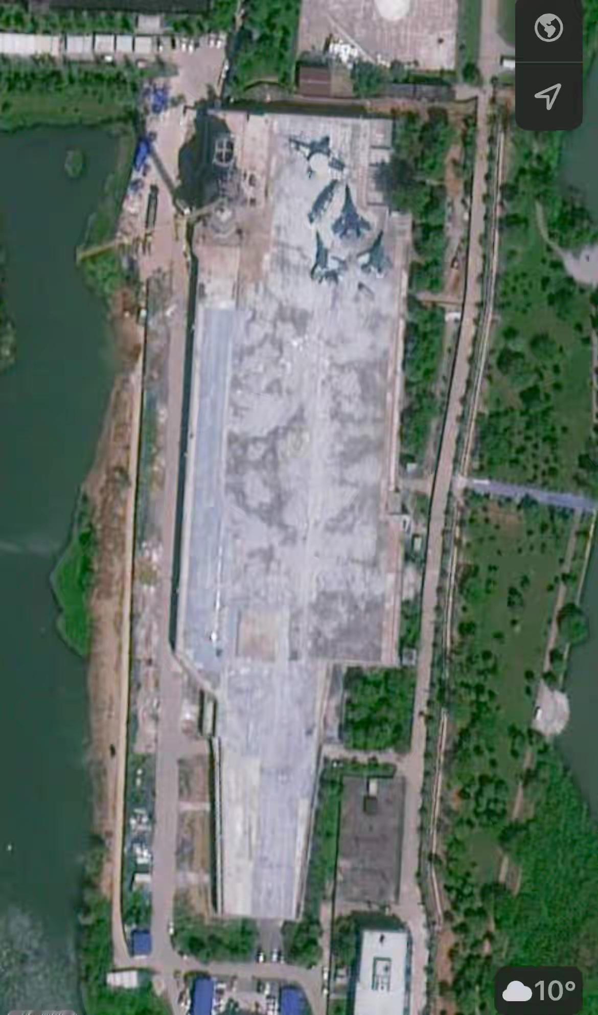 水泥航母已接近完工，舰岛位置靠后。这大平板对比003肯定不止多出2万吨，估计至少