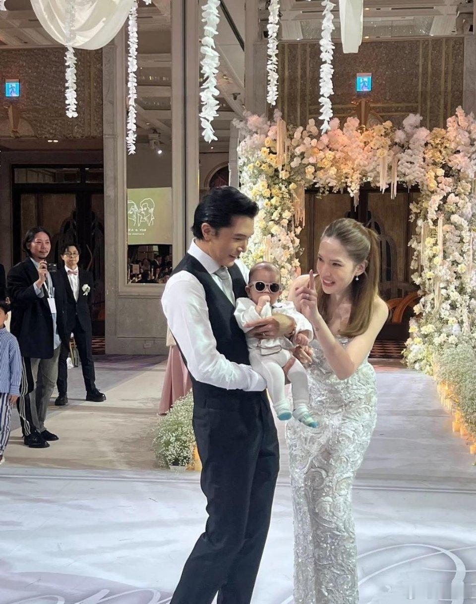 邱泽许玮甯大婚，摆40桌宴席430名宾客到场，3月儿子露正脸白又帅