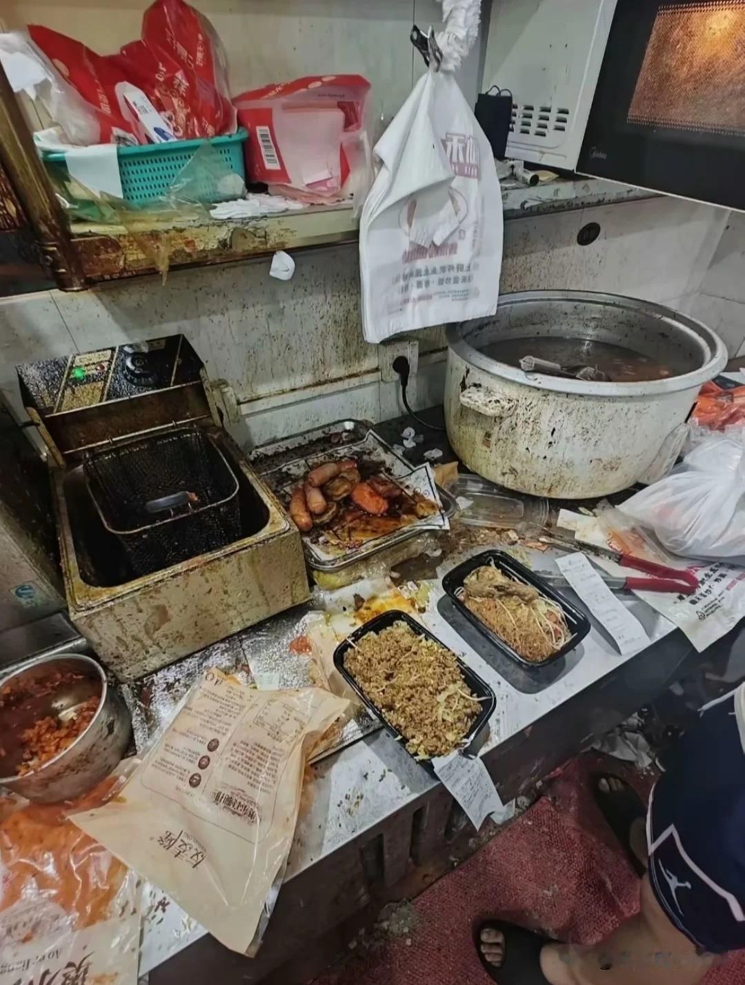 【想到那个外卖小哥爆出来的厕所便池坑里洗一切！】我点外卖，点的都是去线下吃过的店