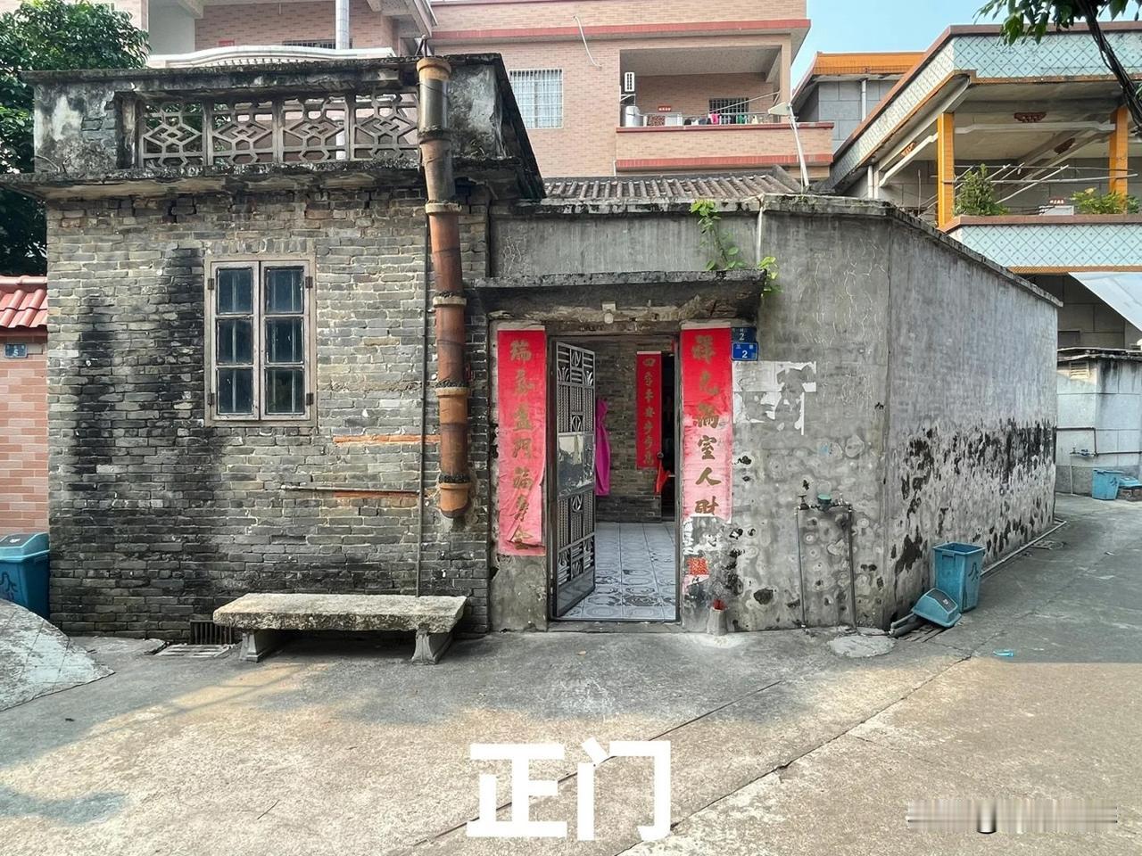 爷爷1972年亲手建造的老房子，经历了53年的风雨洗礼，虽然看上去很老旧，但还很