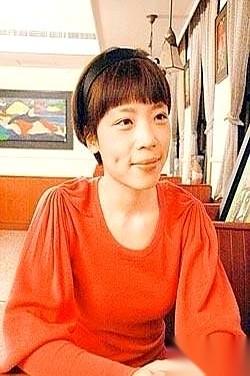 “你爷爷！你爷爷就挂在墙上！”从小，身边的小孩就这么指着教室里那张标准的黑白照