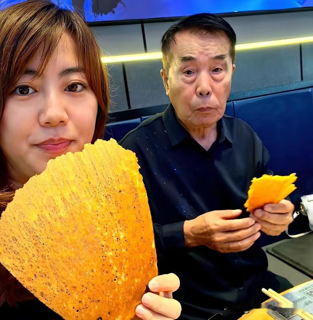 这个继父还真的是挺合格的。何庆魁直播的时候说，我和老伴去年就领证了，我今后的直