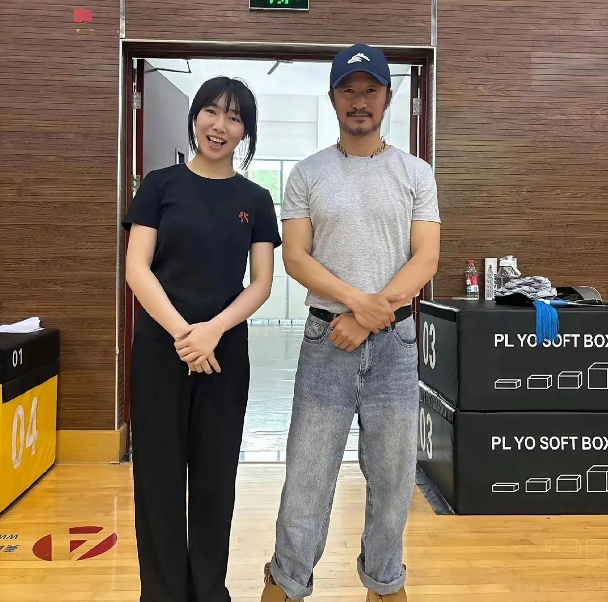 京哥老了，胡子也白了，但越来越有男人味了。初识吴京还是上小学那会，从他主演的