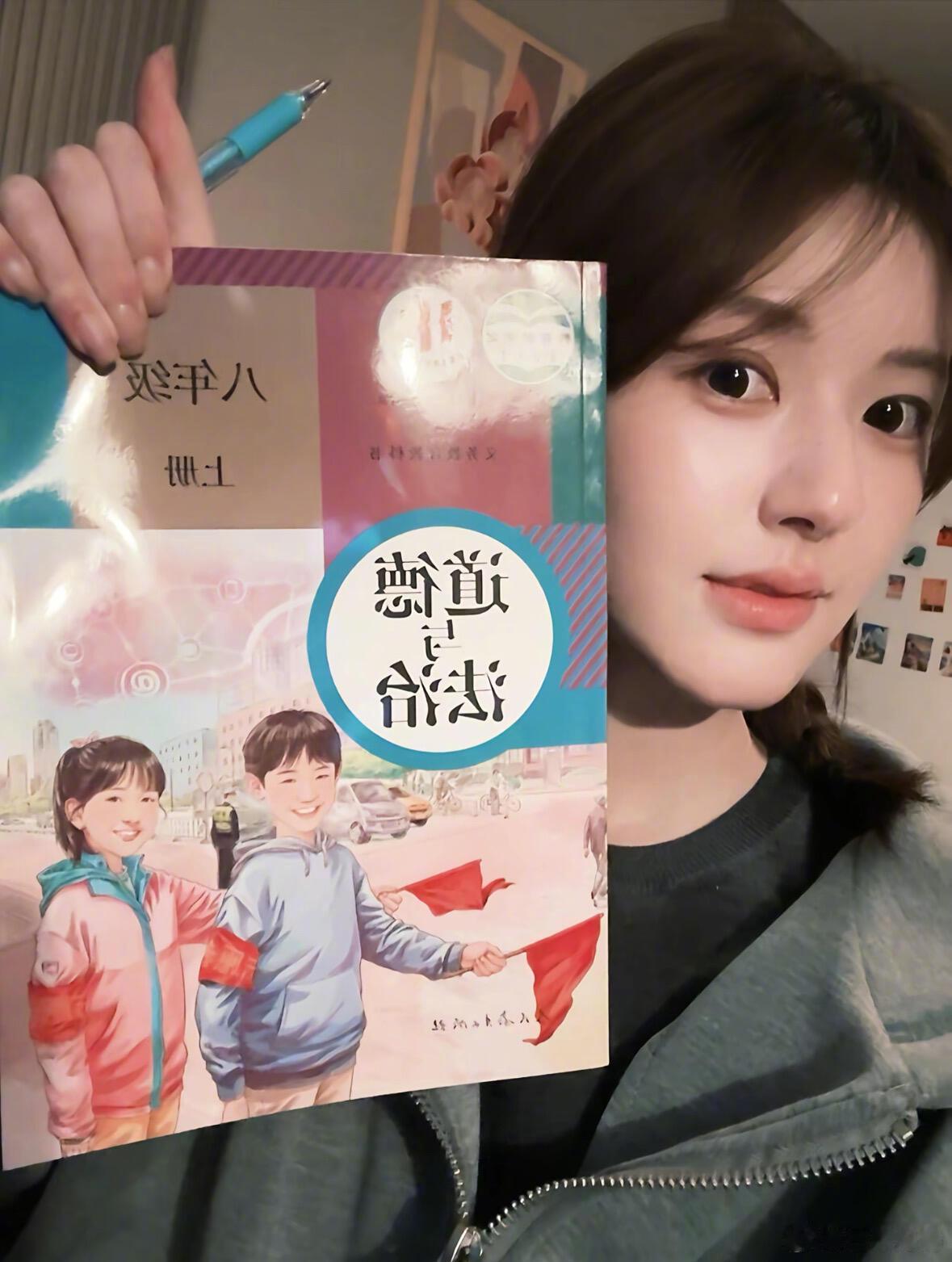 赵露思和教材封面上的小女孩合影，callback2018！！真的很像露思啊[开学