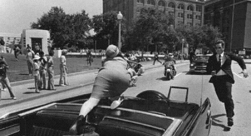 1963年，约翰·肯尼迪遇刺后，一张罕见的遗容，非常清楚的可以看到他头上致命的枪