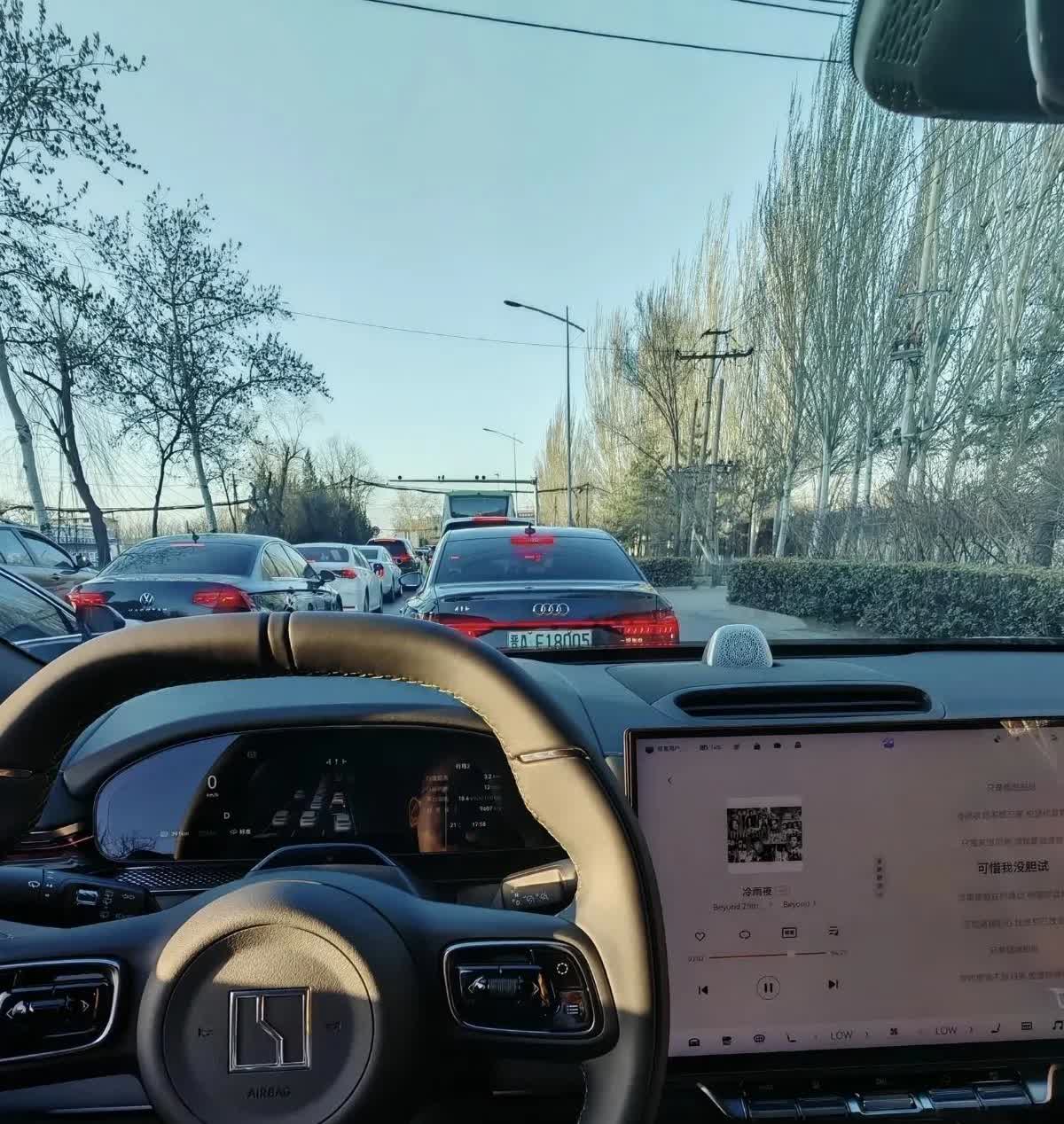 在澳门赌场，存在着一条不成文的禁忌：你在里面赌钱、肆意挥霍，甚至找公关，都不会有