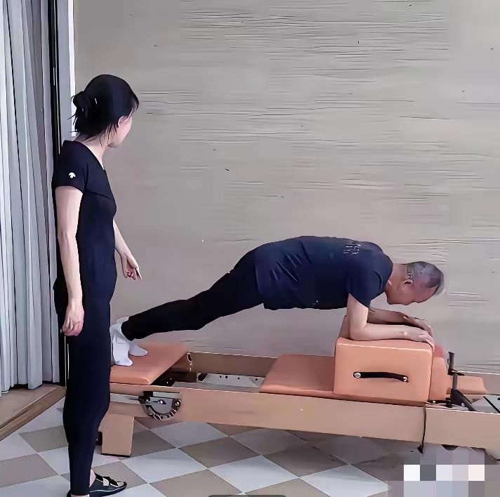 找个年轻的媳妇真不容易，还得天天锻炼身体，王石大哥，你这个练法也不标准啊，请个专