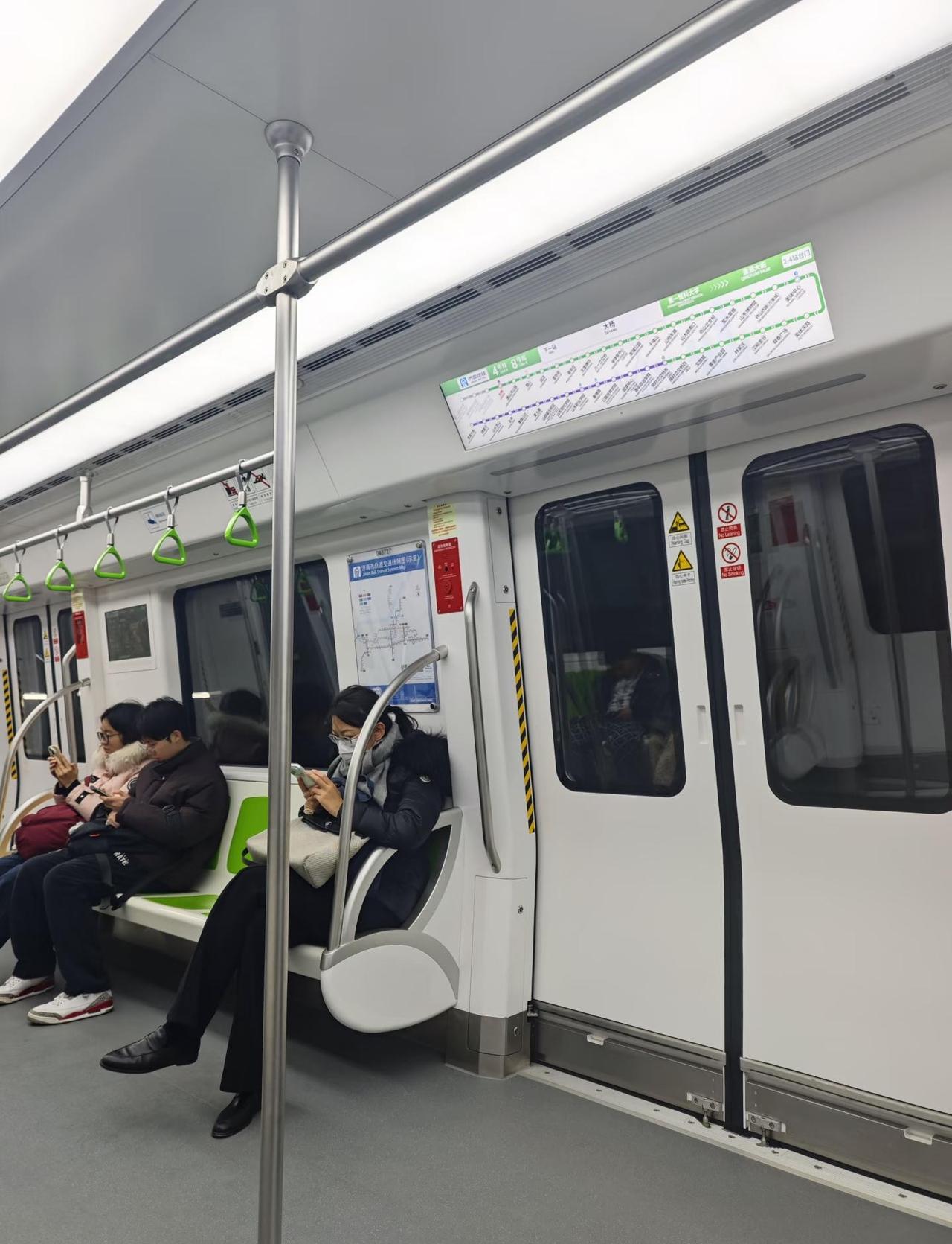 赶上热乎的了！济南新开的地铁4号线坐上了很新，很宽敞，从西站上车，还没啥人大