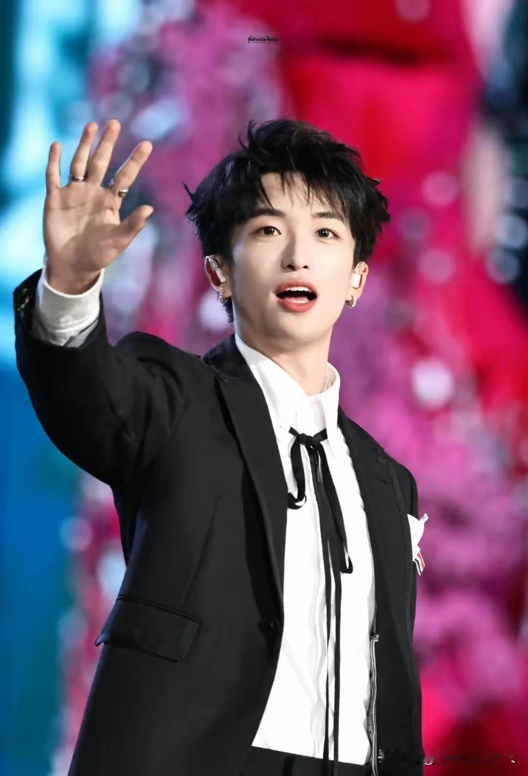 夜深了！看到了一个大瓜？不知道是真是假，反正出来辟谣了。要我说现在网络上可别