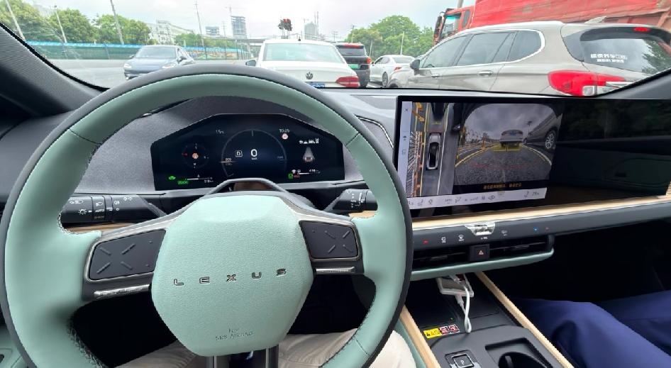 新款ES300h试乘试驾感受直接说核心结论1.底盘整体调教明显更偏紧致运动。