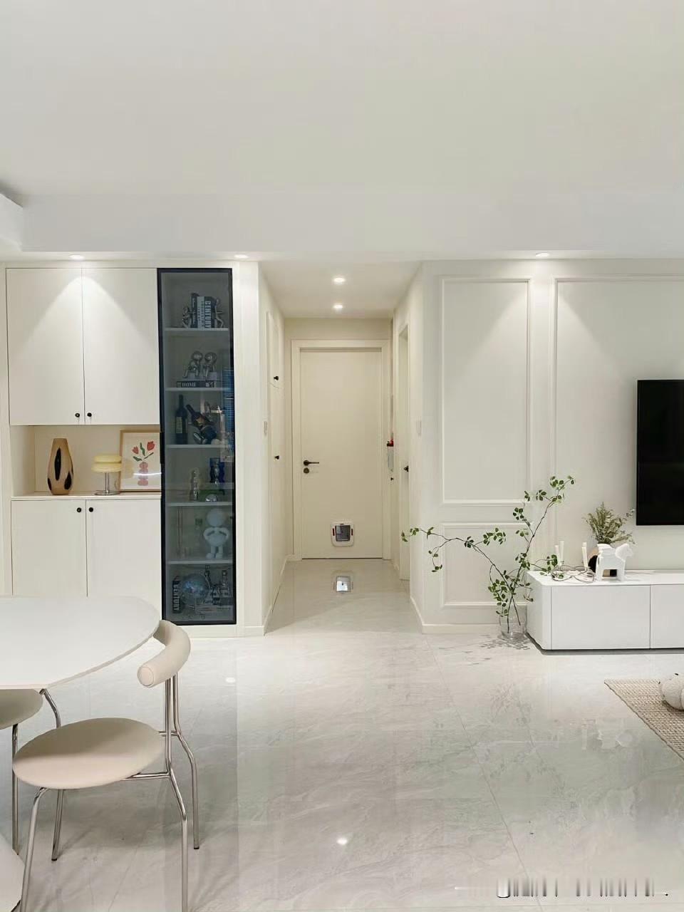 人太爱干净是一场灾难！我小姨特别爱干净，每天都要洗澡洗头，家里的卫生也要亲力亲