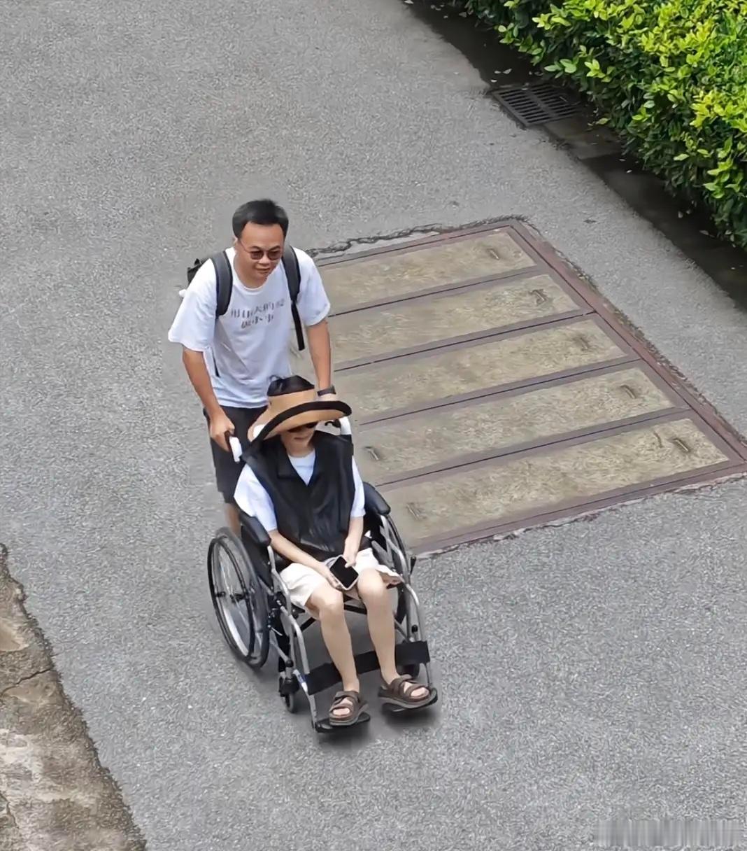 54岁袁立在治疗出院之后首度露面，她坐在轮椅上，身形消瘦，脸色苍白，状态并不是很