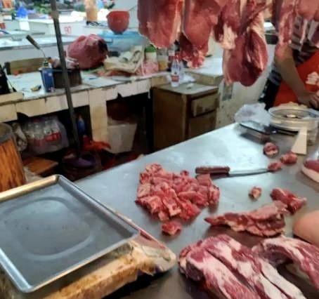 一位女顾客花了96块钱买排骨，钱都付完了，她随口说了一句：“不用剁，整块带走。”
