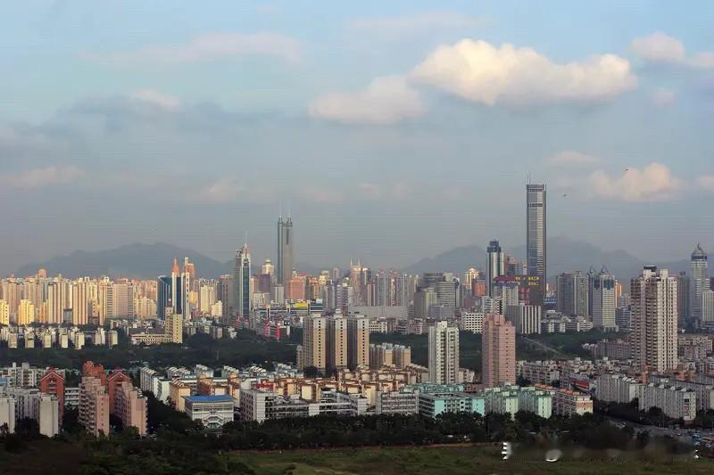 深圳的房子，尤其核心城区的房产，长久以来被视作普通人最重要的财富载体——不仅解