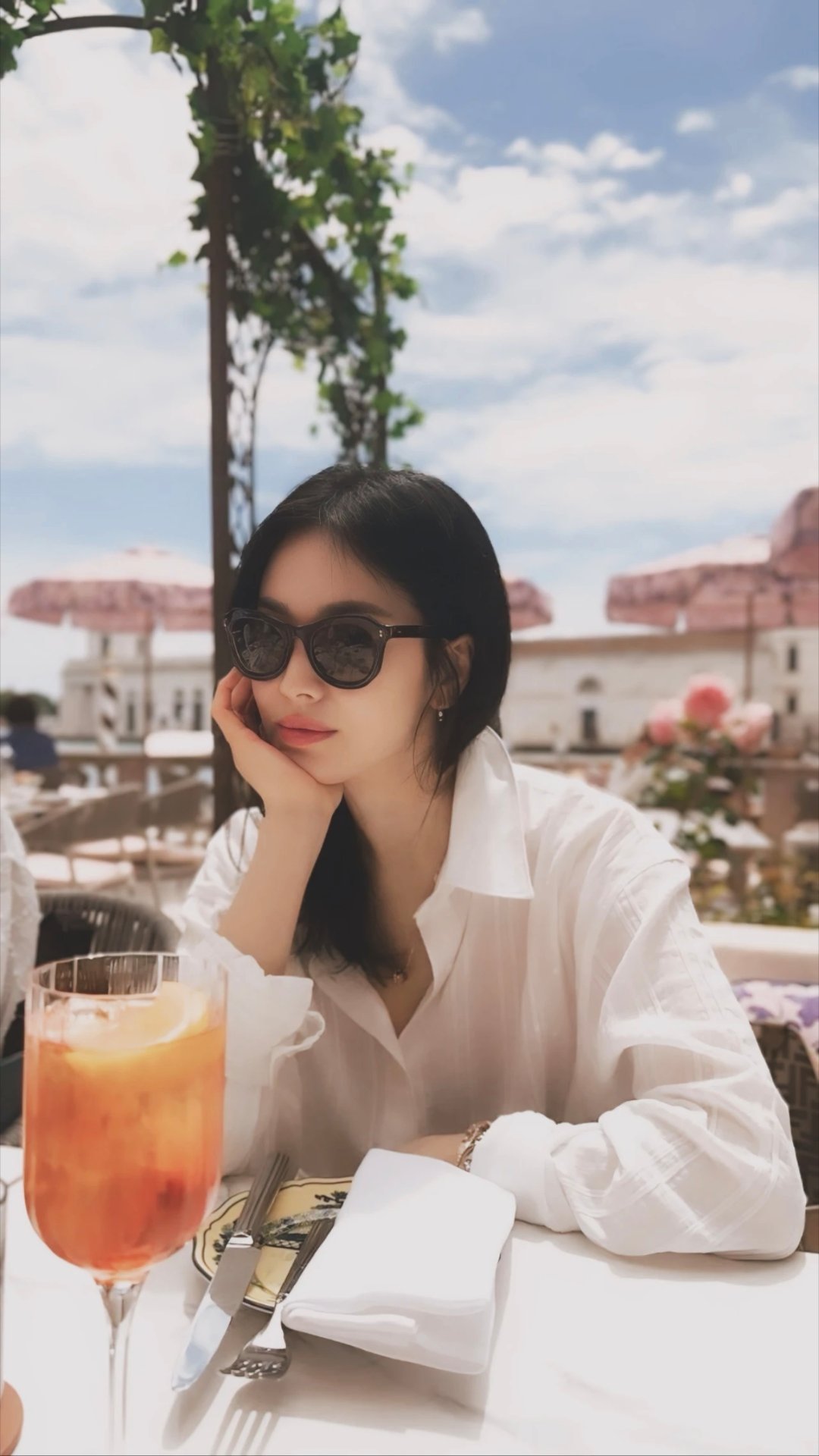 宋慧乔与河道英同坐的画面堪称氛围感天花板！两人自带精英气场，宋慧乔一身利落造型透