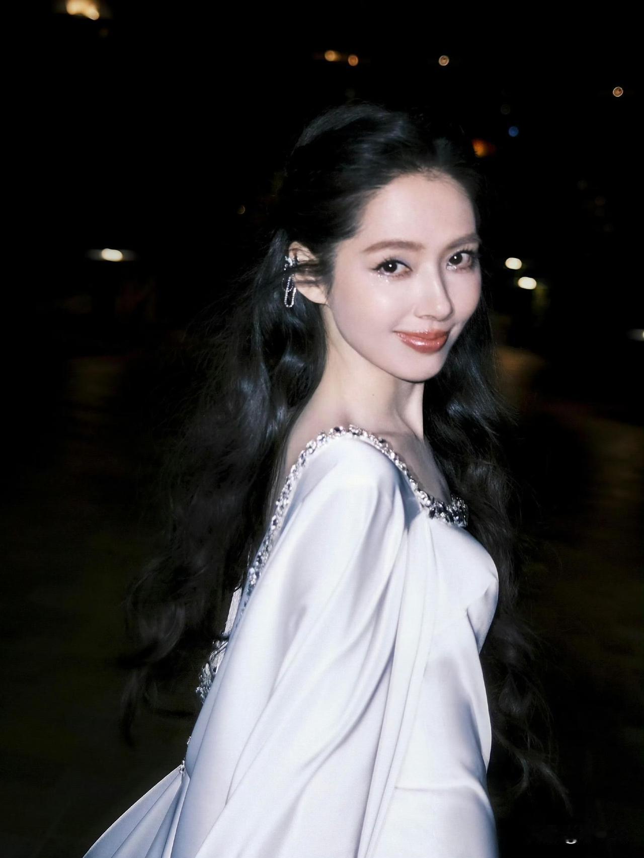 郭碧婷自曝婆婆给钱！豪门日子真相，比想象中清醒多了2025年12月10日郭