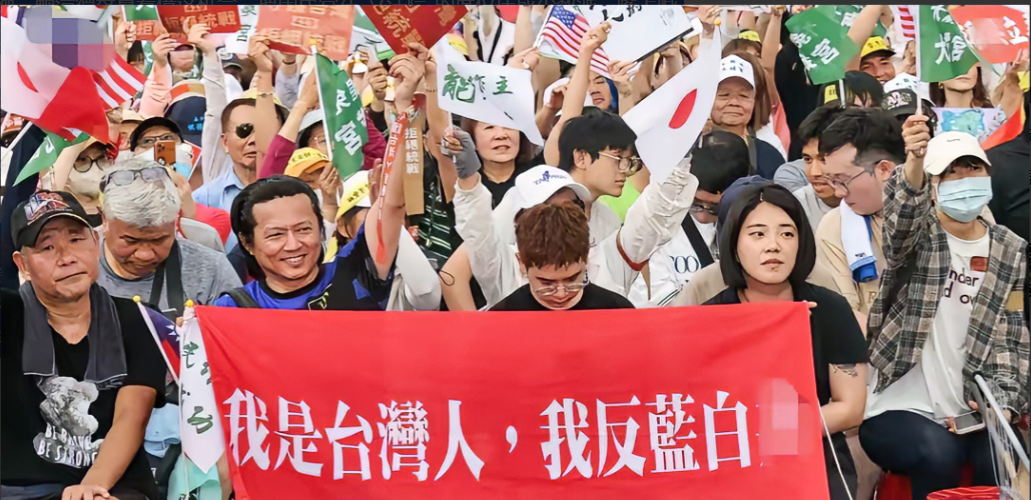 最近，民进党那边上演了一出“罗生门”！台北市议员洪健益直接爆料，赖清德私下和一堆