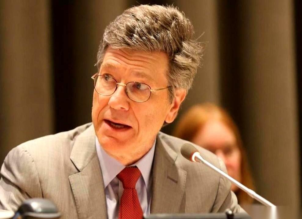 这事儿真的越想越好笑。人家精心准备了一份“阉割版”的大餐，还贴心地加了一堆霸王