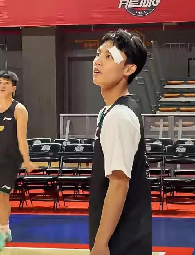 生日夜，他亲手撕碎了老东家的防线。徐昕站在熟悉的广州主场，头顶记分牌显示他