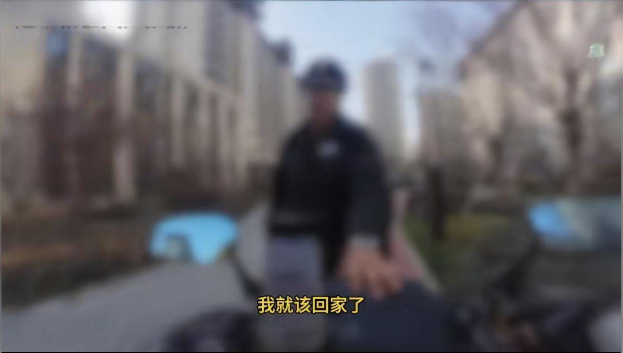 近日，辽宁锦州某小区，一外卖小哥和保安大哥上演了一幕激烈追逐！起因是这小区不允