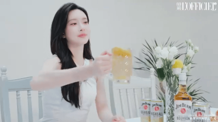 孟子义高智感女主封面7月封面的高智感造型好吸睛！孟子义的极简风穿搭显气质，浅紫