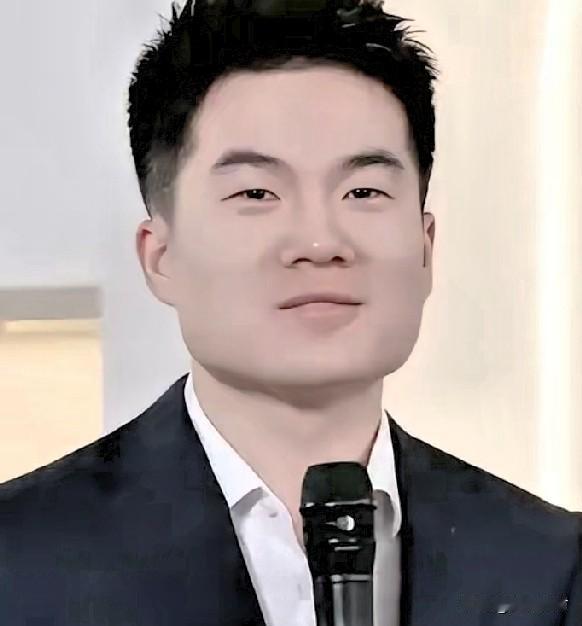 昨晚董宇辉直播间发生一件搞笑的事情，有网友想恶心董宇辉，就在直播间发弹幕说“衣冠