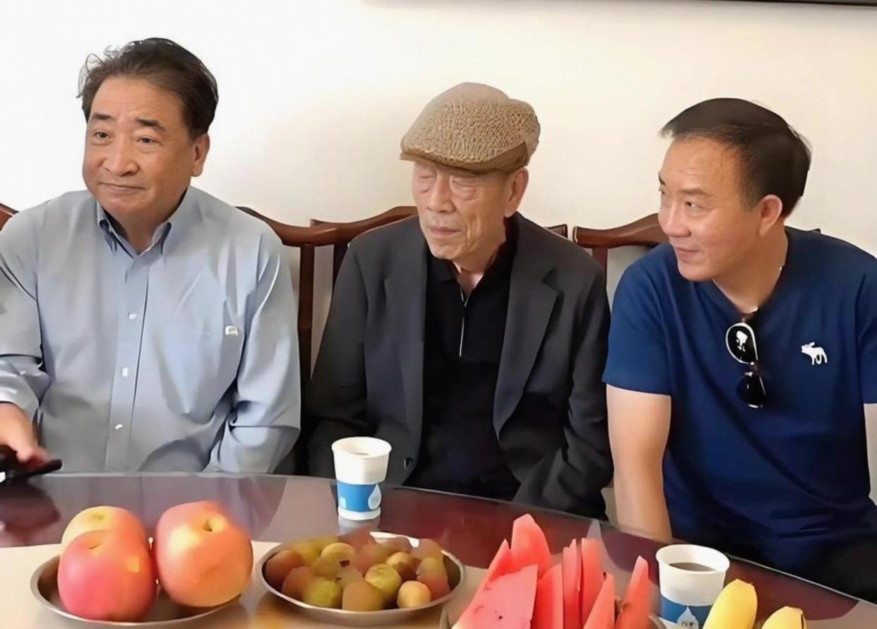 3位中国相声界的重要人物同框：著名相声表演艺术家姜昆浓眉薄唇、目光沉和、略显