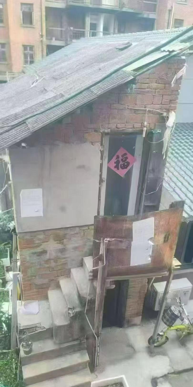 合肥市区内顶级学区的房子，两层小楼，已经旧的不像样了，现在卖39万，这个价格的确
