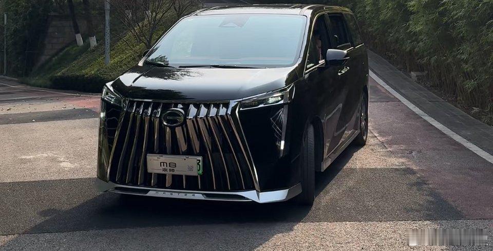 传祺M8HEV豪华配置拉满二排头等舱航空座椅10向调节+通风加热+10点式按摩