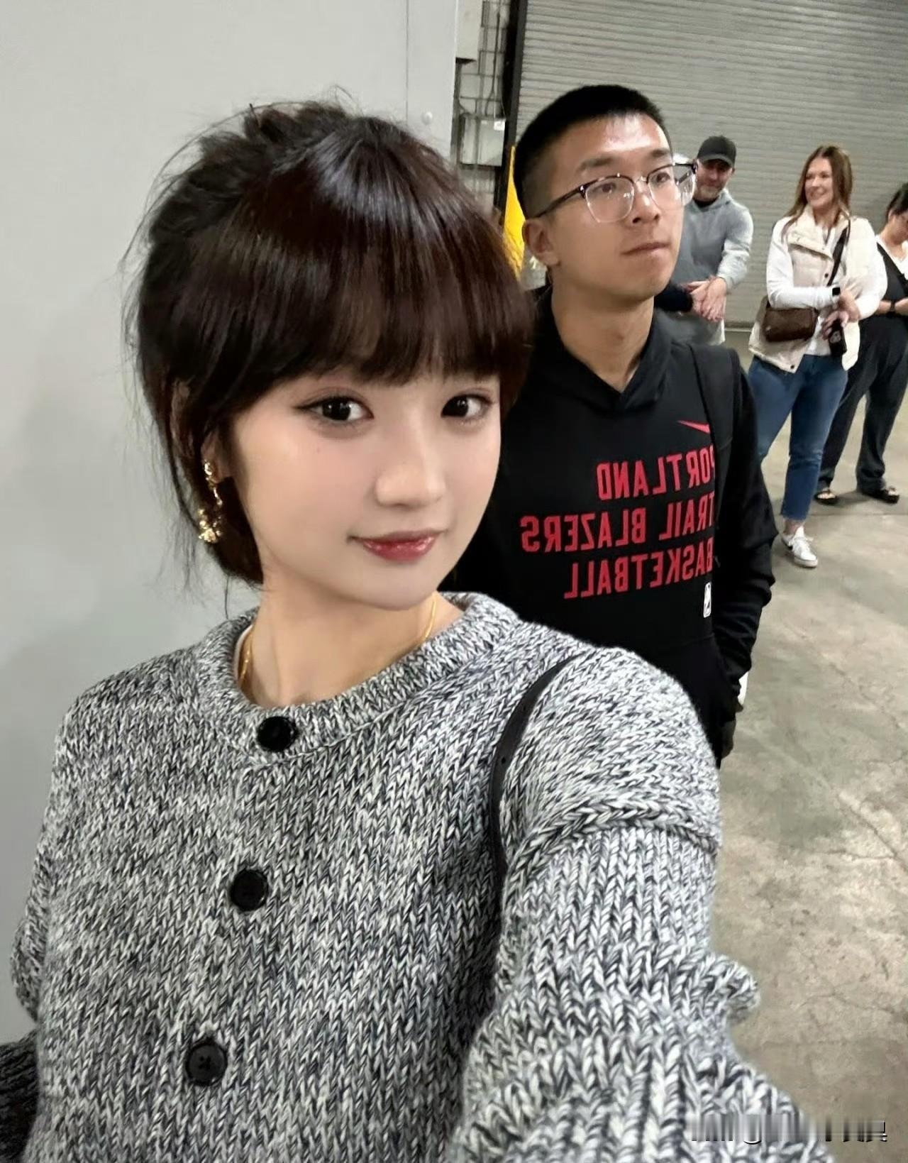 杨瀚森女友晒出与翻译的合照有这样的女朋友，球场上打不好是有原因的！杨瀚森勇士